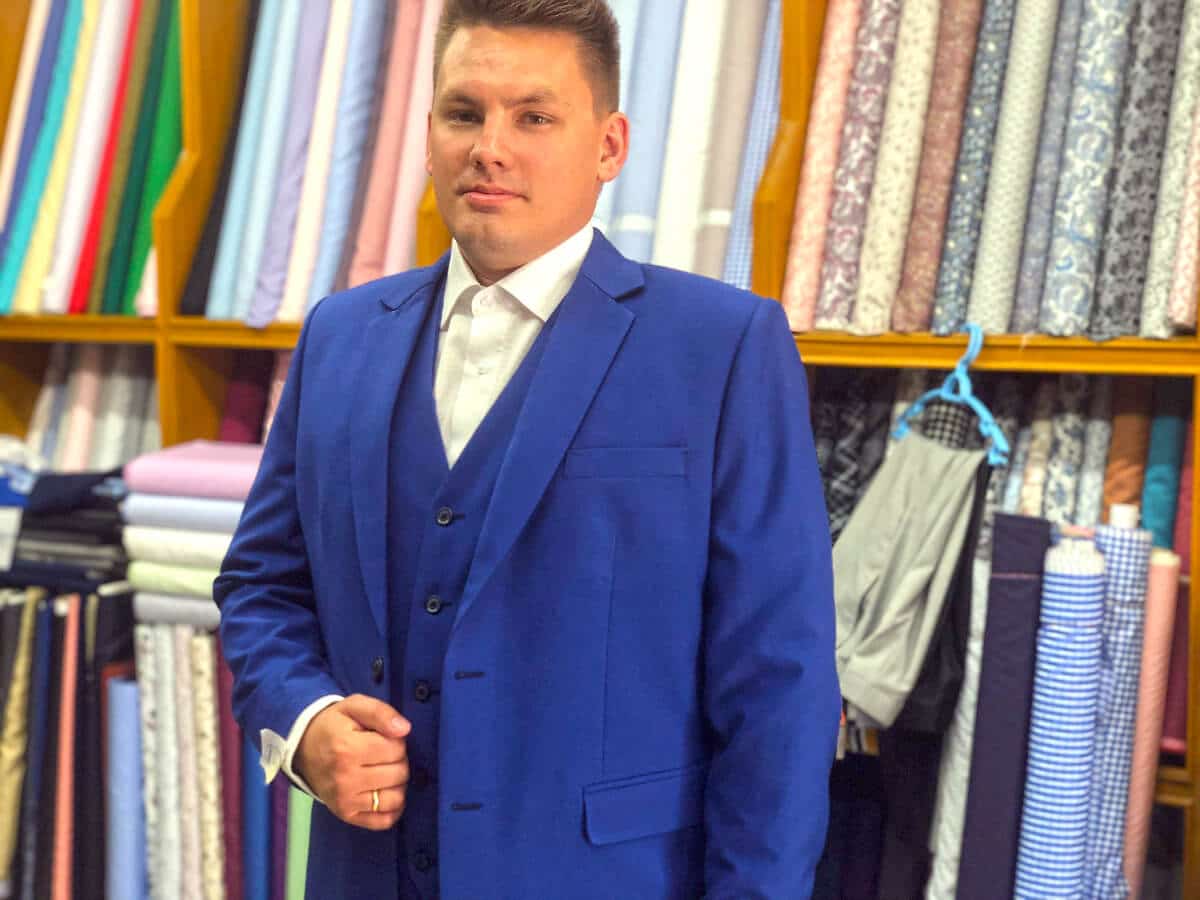 Kunde mit massgeschneitertem Hochzeitsanzug
