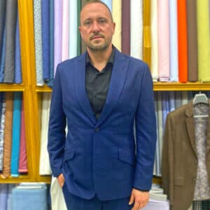 Die blaue Farbe eignet sich gut für den Business- oder Freizeitlook
