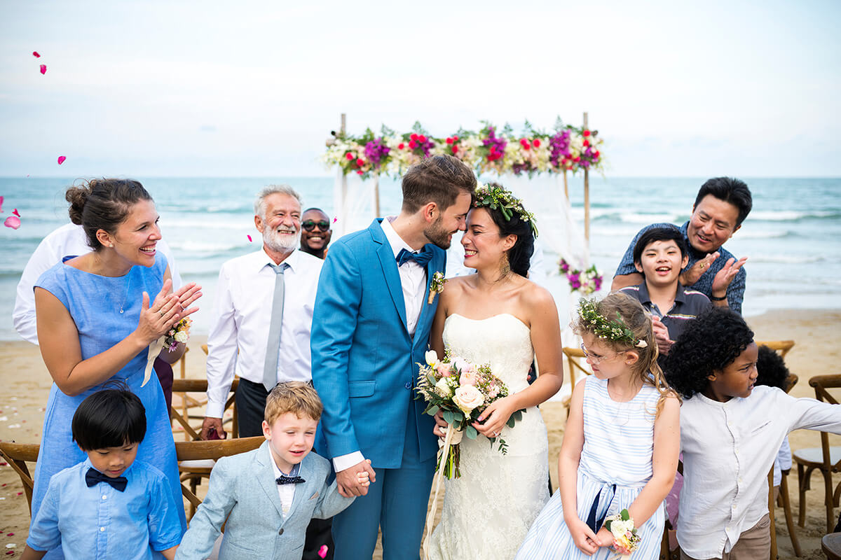 Sommer Hochzeitskostüme für Männer: Kühl und stilvoll bleiben