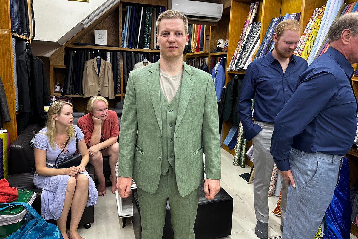 Leinenanzug für eine Sommerhochzeit – maßgeschneidert von Ash Tailor, dem besten Schneider auf Koh Samui